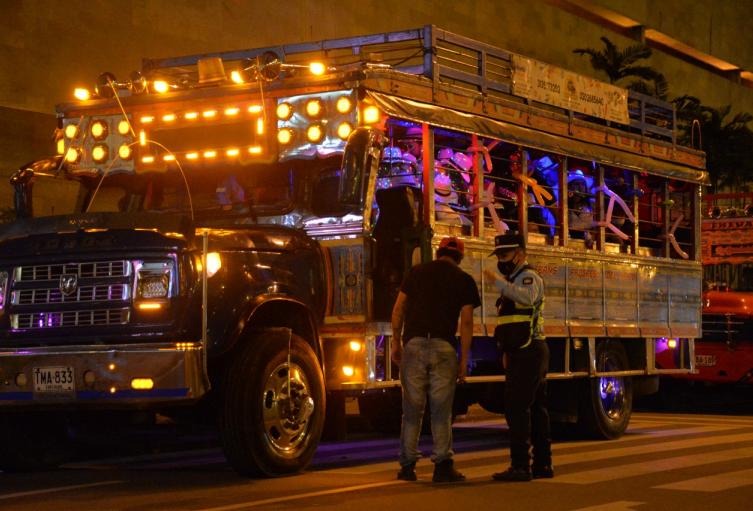 Chiva en la ciudad de Medellín