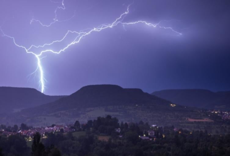 Niño muere por rayo Dic4