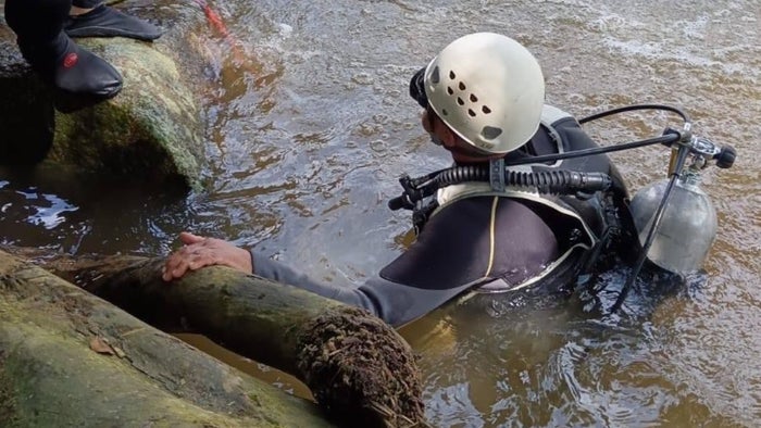 Buzos en trabajo de rescate de cuerpo en Cocorná