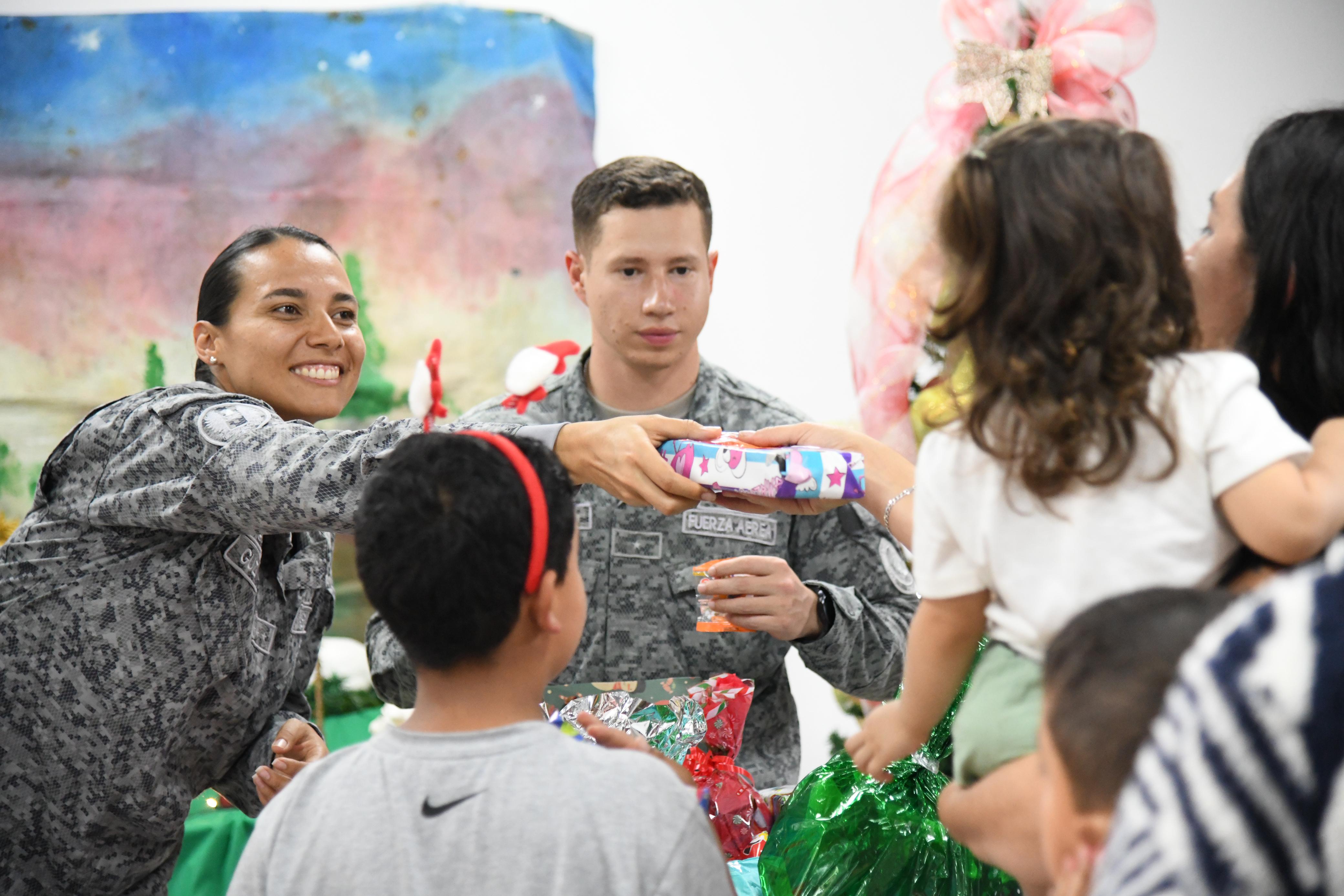 Fuerza Aérea entrega regalos
