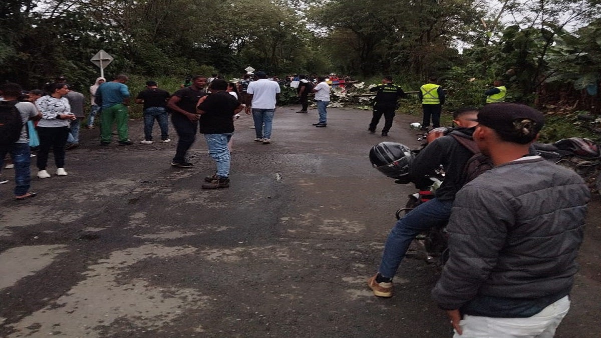 Bananeros de Urabá aseguran que está afectada la movilidad de 10 mil trabajadores de las plantaciones. Habitantes de Turbo bloquean la vía por la creación de tres nuevos corregimientos