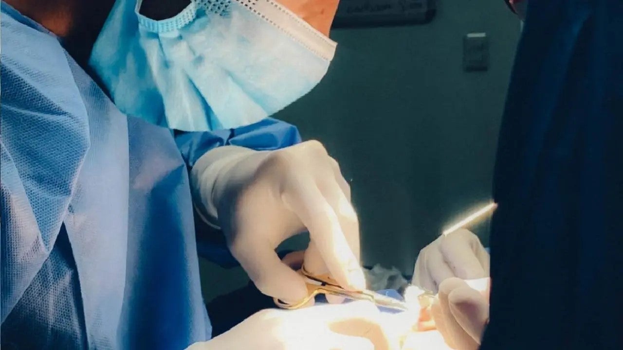 El profesional de la salud habría abandonado a la víctima tras provocarle una hemorragia fatal durante el procedimiento ilegal.