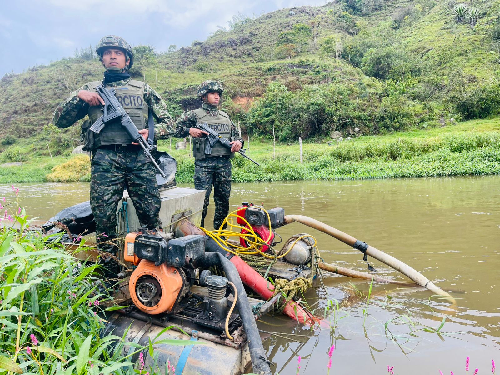 Destruyen millonaria maquinaria utilizada en minería ilegal en el río Negro al Oriente antioqueño