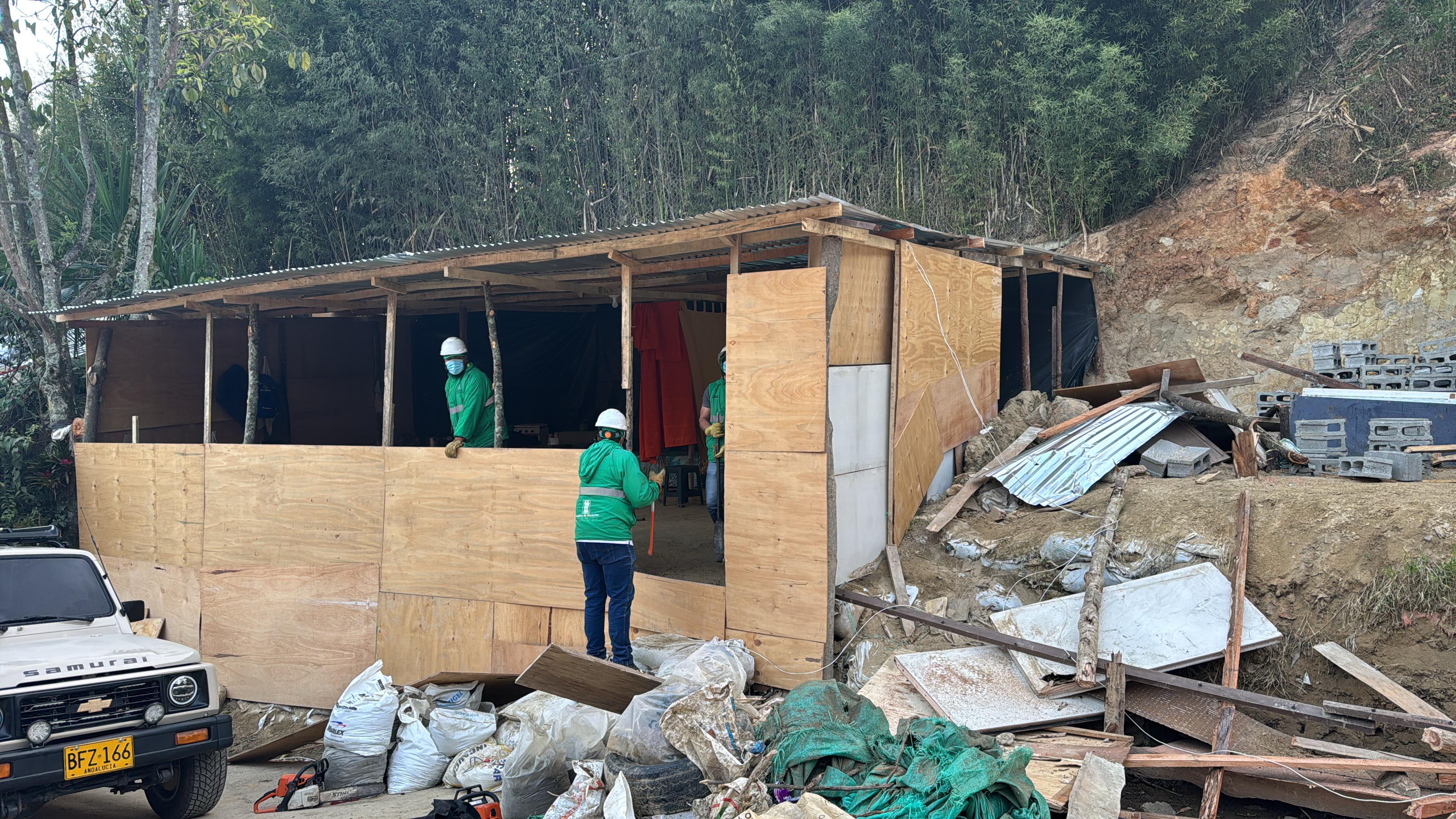 Tumbaran casas construidas en el Cerro de las Tres Cruces