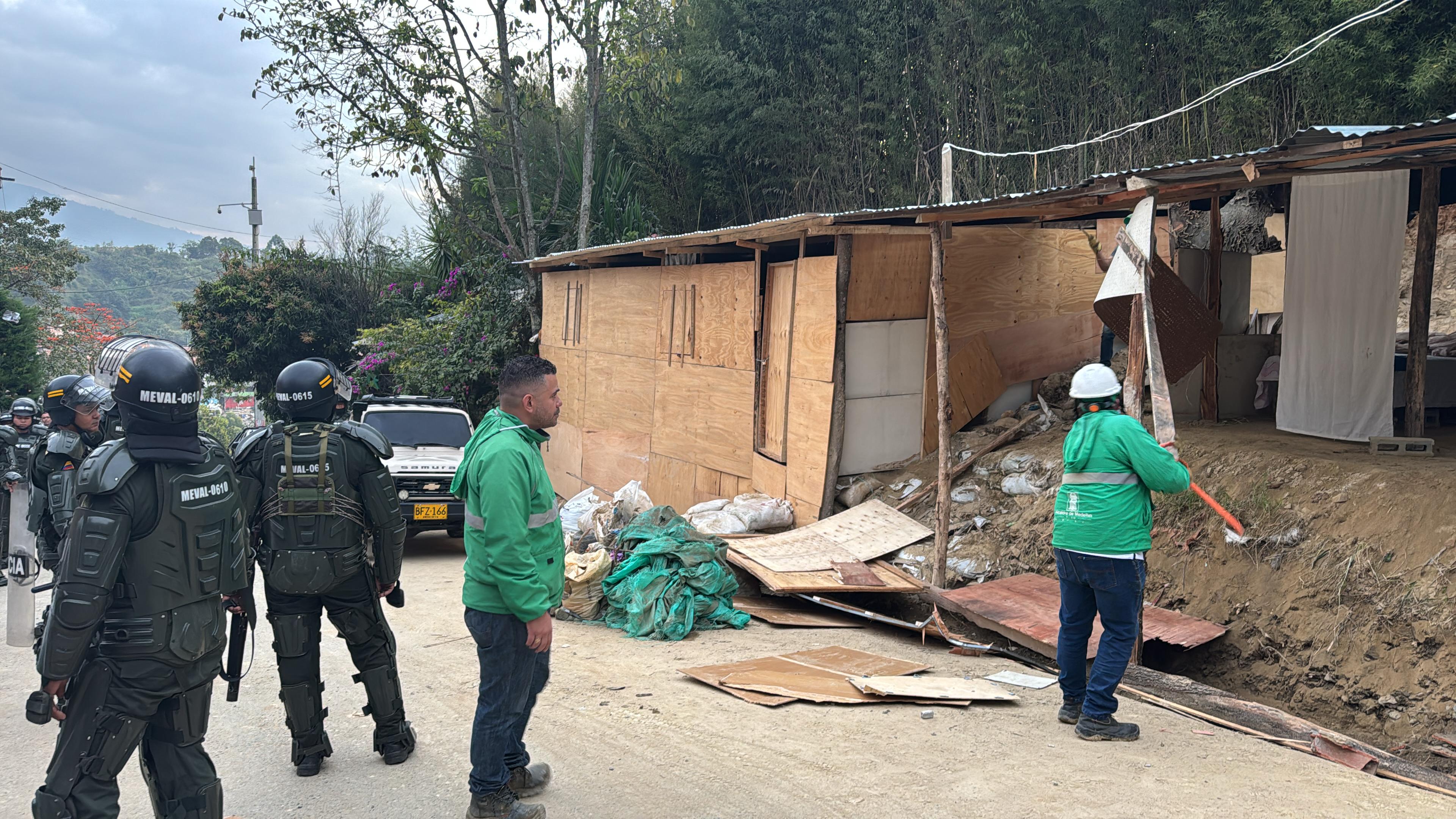Tumbaran casas construidas en el Cerro de las Tres Cruces