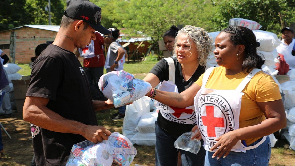 Entrega de ayudas humanitarias a comunidad desplazada en El Bagre