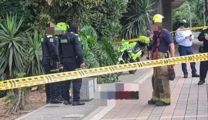 Hombre hallado muerto en Av.Centenario - Medellín