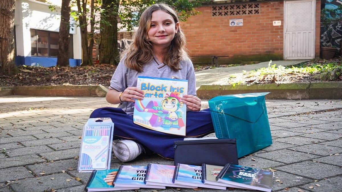 Entrega de kits escolares a estudiantes en Envigado