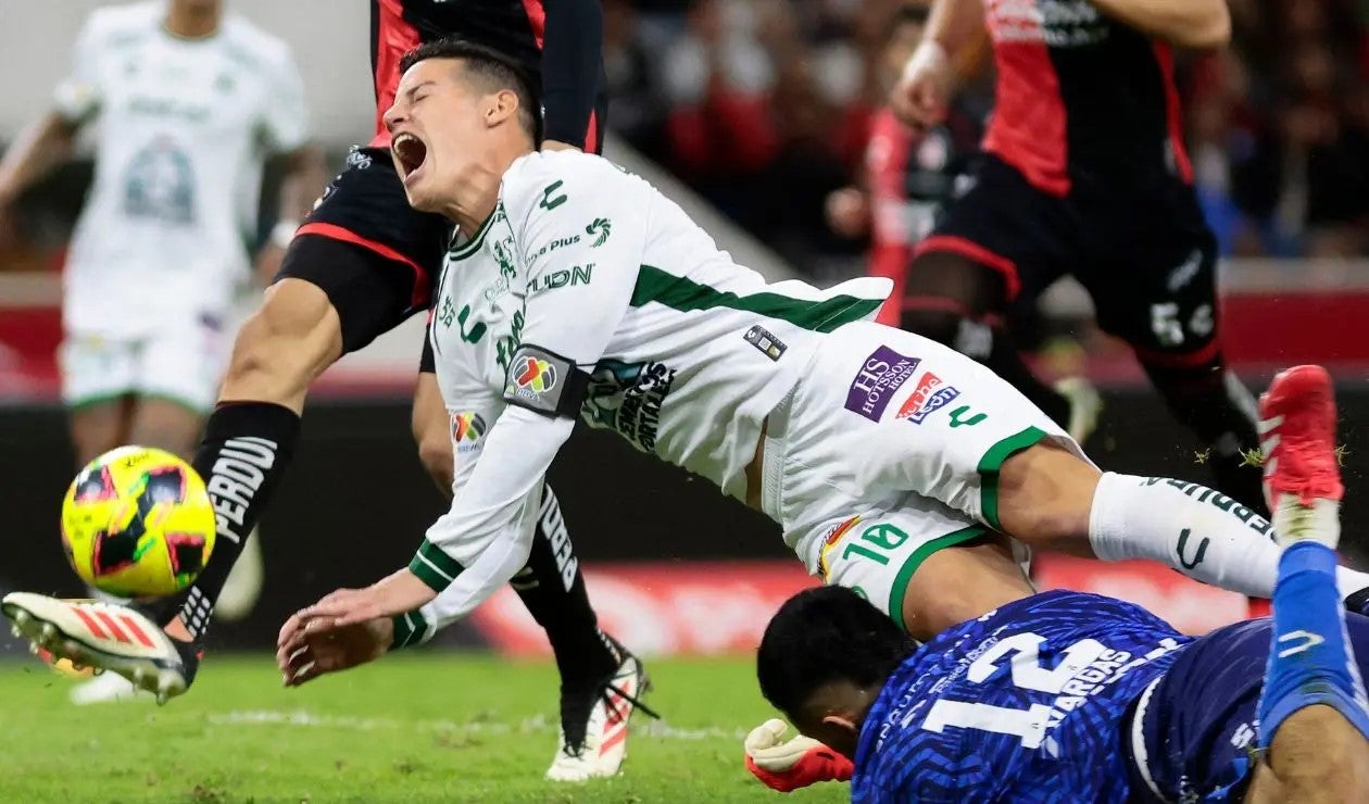 James con Camilo Vargas en la liga mexicana