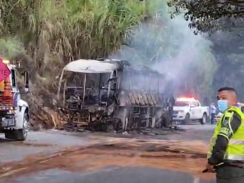 Estallido de una llanta habría provocado incendio que consumió a un bus en la vía Medellín - Donmatías: 41 pasajeros iban a bordo