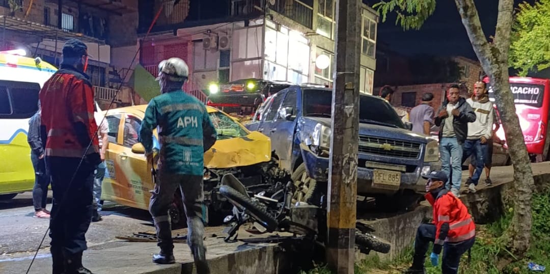 Taxi sin frenos embistió a una mujer de una moto en el barrio Picacho de Medellín