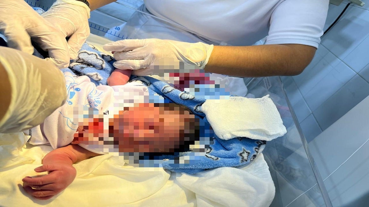 Un recién nacido fue abandonado a orillas del río Mutatá. El bebé presenta picaduras de hormigas y será dejado a disposición del ICBF.