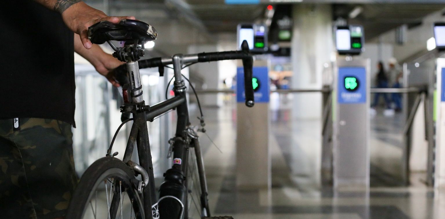 Biciusuarios en el Metro de Medellín