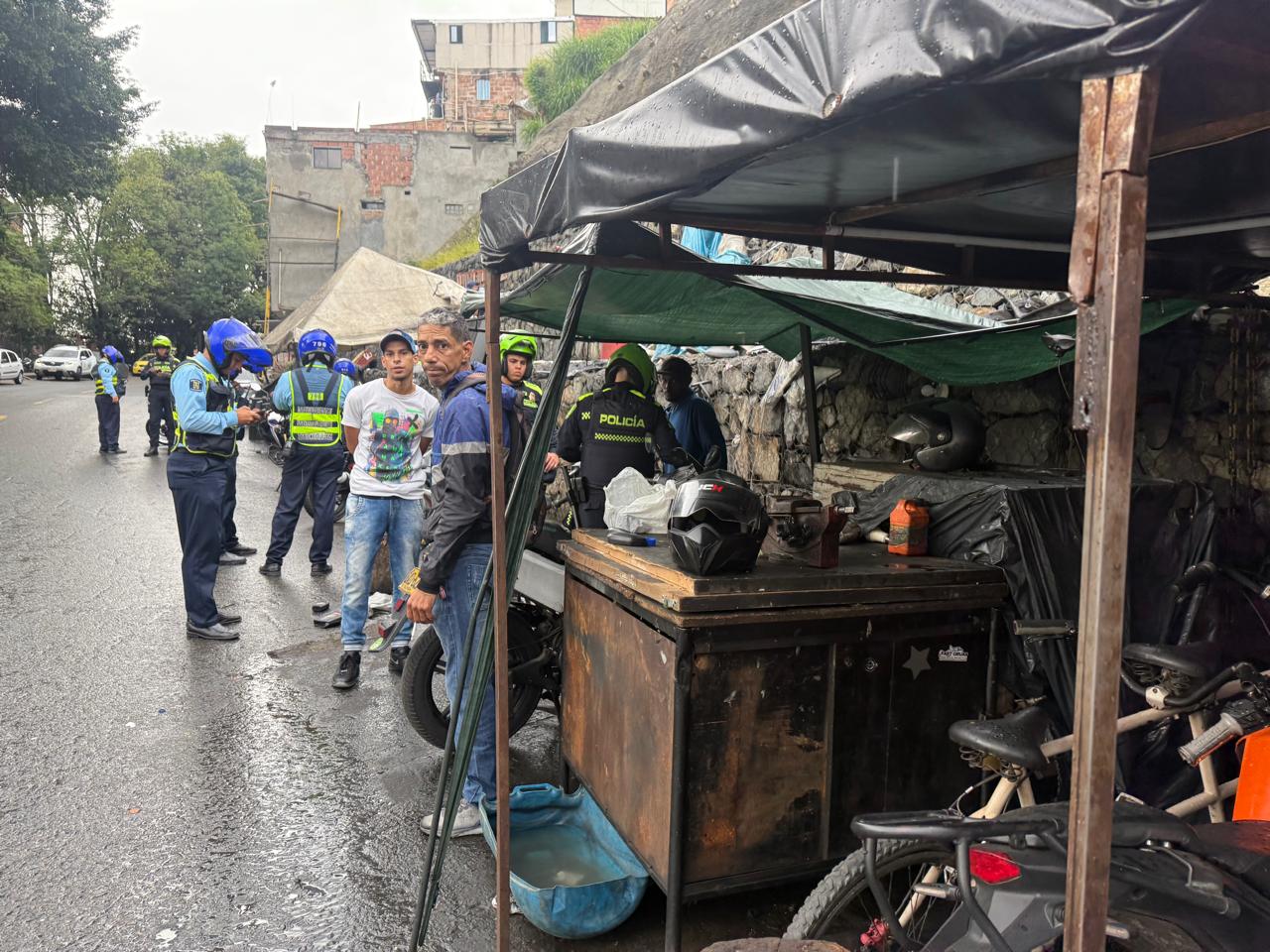 Mecánicos se apoderaron de una esquina del barrio Manrique de Medellín