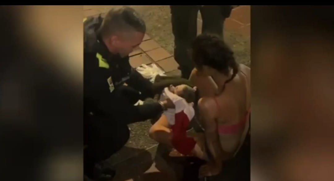 Noche de milagro en Medellín: Policías asisten parto en el Parque Berrio