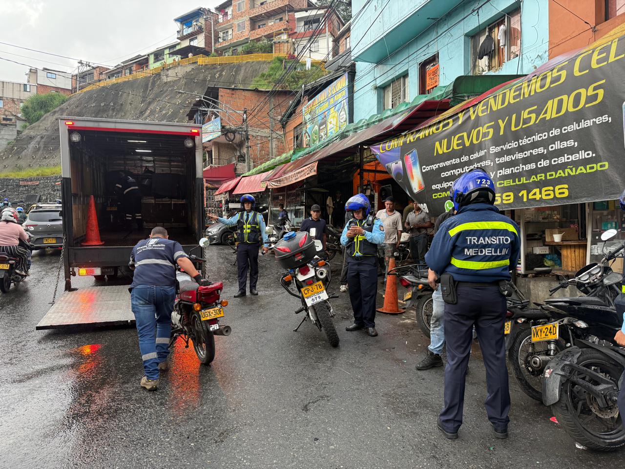 Mecánicos se apoderaron de una esquina del barrio Manrique de Medellín