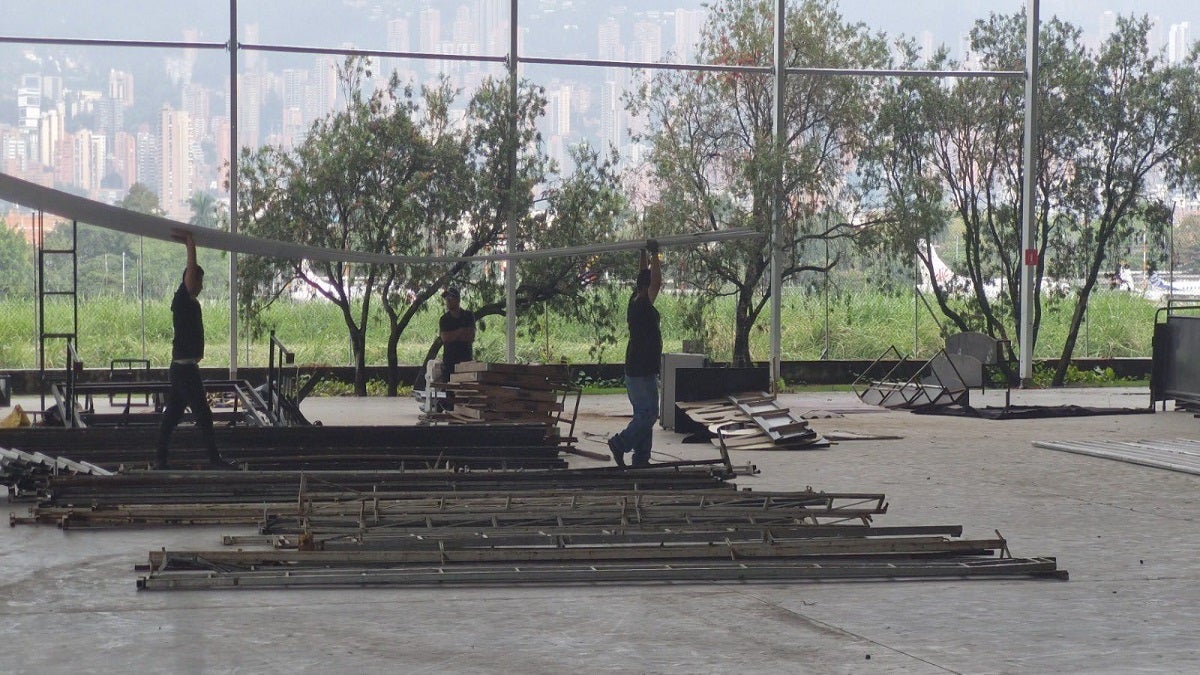 Comenzó el desmonte de la megacarpa para eventos en el Juan Pablo II que instaló un contratista de la administración de Daniel Quintero.