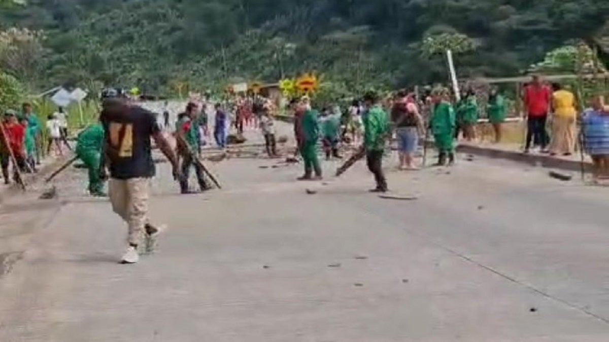 Transportadores reiteraron el llamado al Gobierno Nacional para que atienda la situación de orden público en la vía Medellín - Quibdó. Comunidades indígenas mantienen los bloqueos en la zona