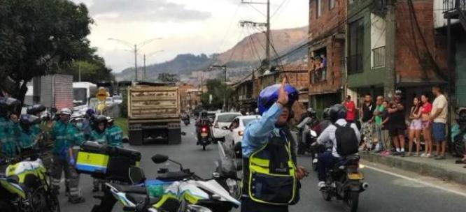 Tragedia en Medellín: Volqueta arrolló y mató a dos personas