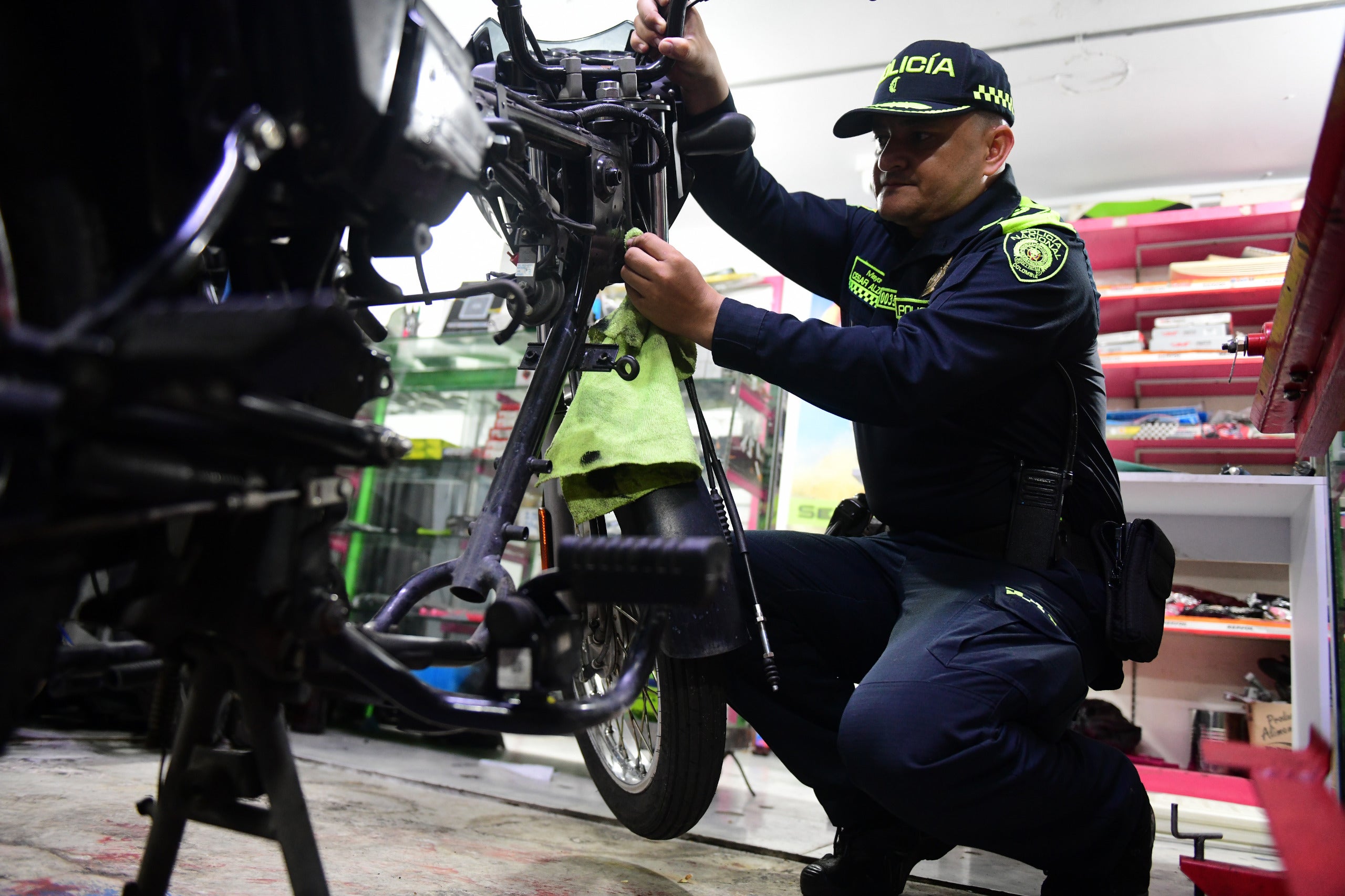 [FOTOS] Sorprenden a hombre desguazando motos robadas en Medellín