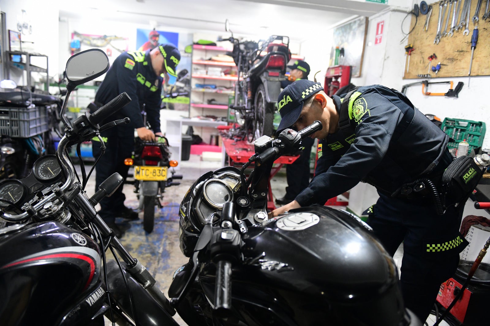 [FOTOS] Sorprenden a hombre desguazando motos robadas en Medellín