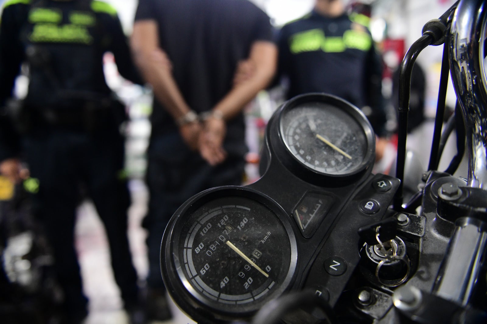 [FOTOS] Sorprenden a hombre desguazando motos robadas en Medellín