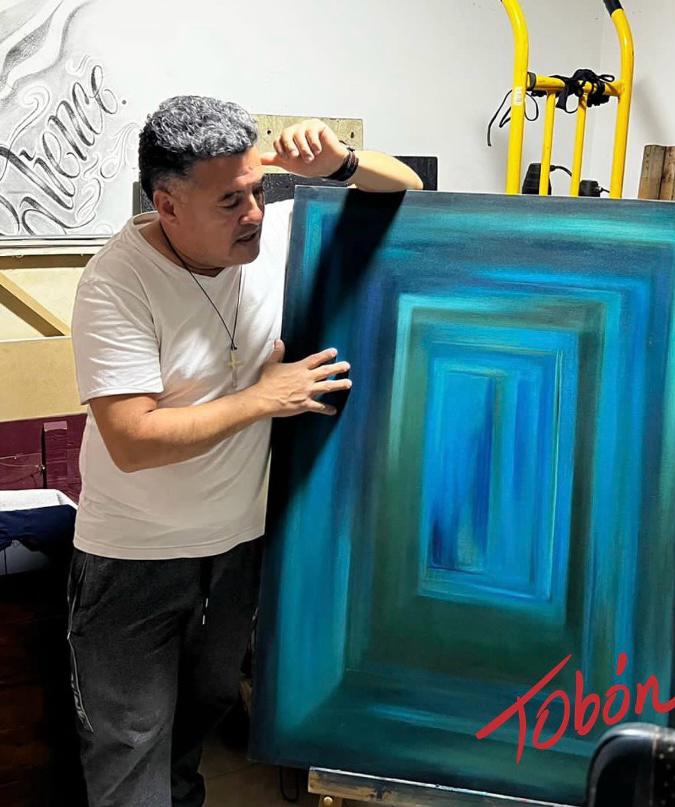 Donde otros ven basura, Tobón ve arte: la historia de un escultor que transforma la madera rota