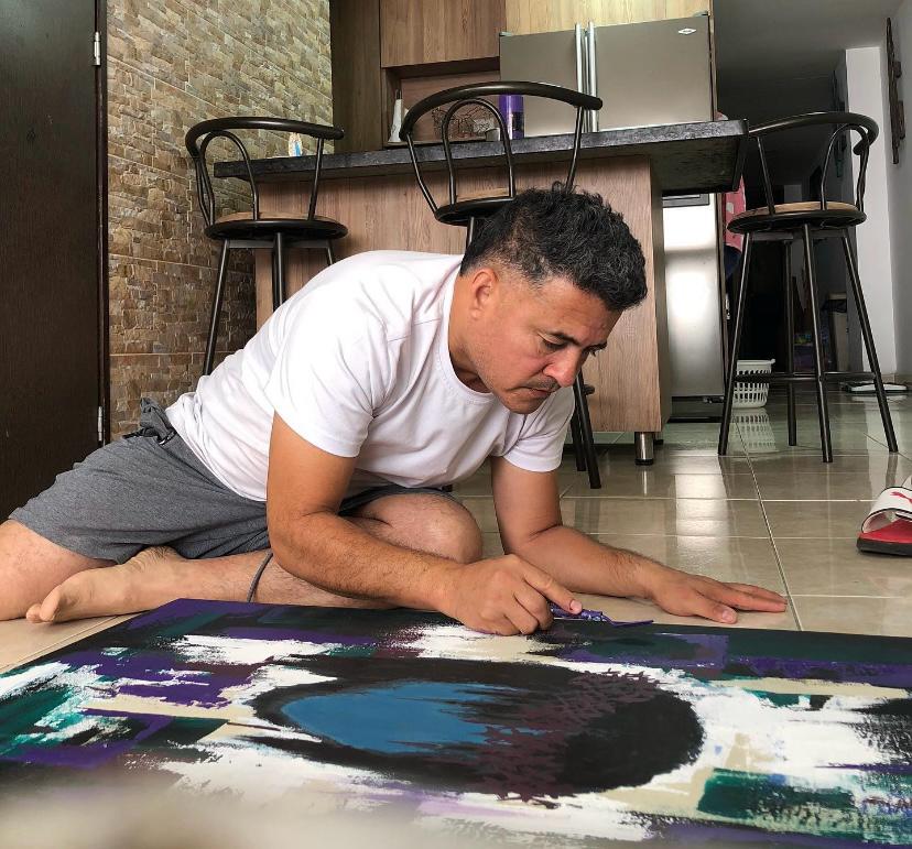 Donde otros ven basura, Tobón ve arte: la historia de un escultor que transforma la madera rota