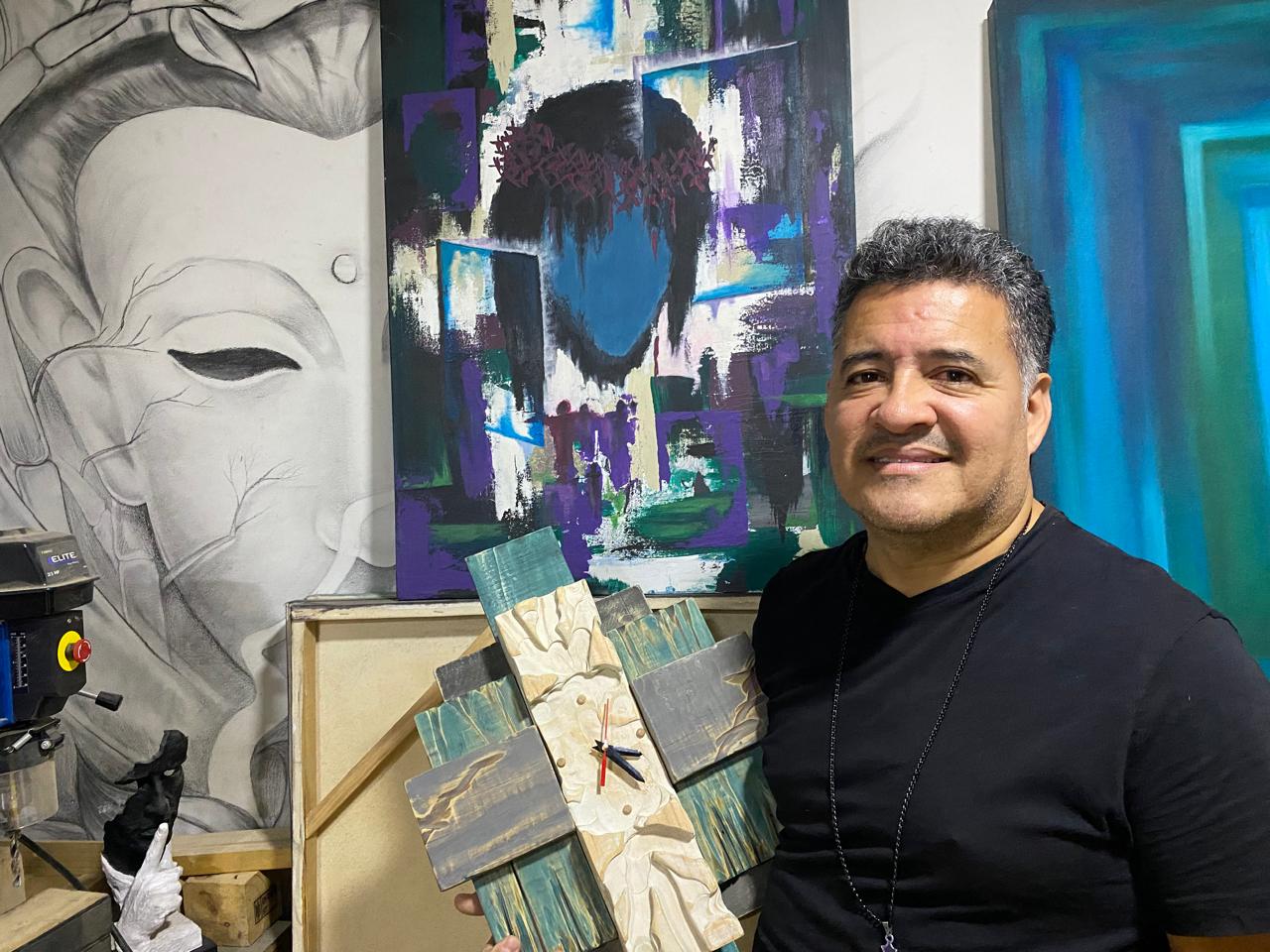 Donde otros ven basura, Tobón ve arte: la historia de un escultor que transforma la madera rota