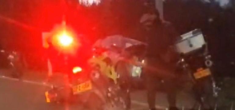 Invasión de carril causó accidente mortal: Un motociclista muerto y una mujer gravemente herida en Rionegro