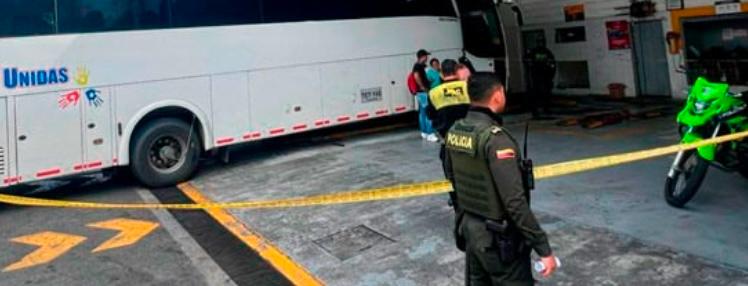Mecánico murió aplastado por bus mientras lo reparaba en Rionegro