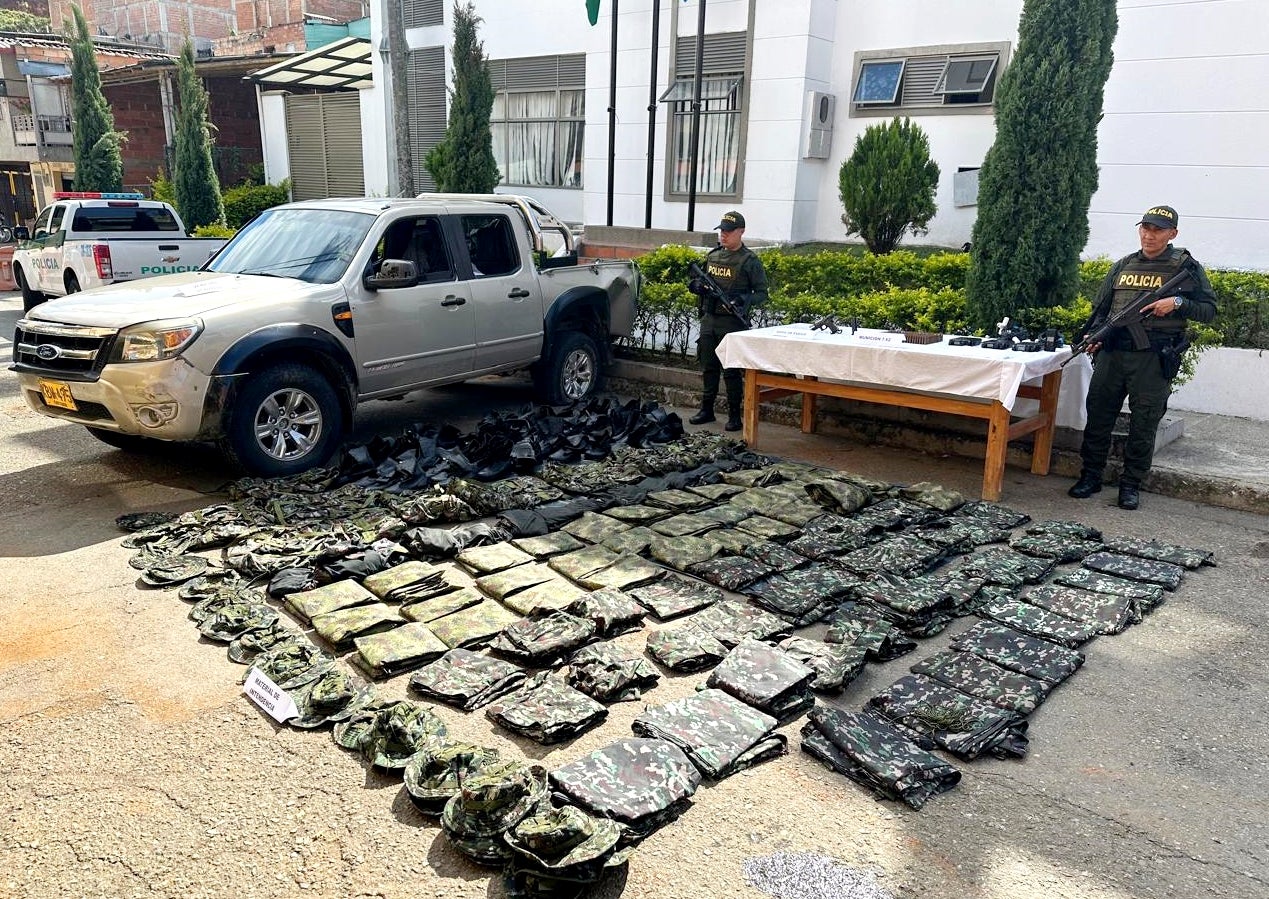 Tiroteo en la vía a Andes: delincuentes escaparon tras abandonar camioneta cargada de material bélico y de intendencia