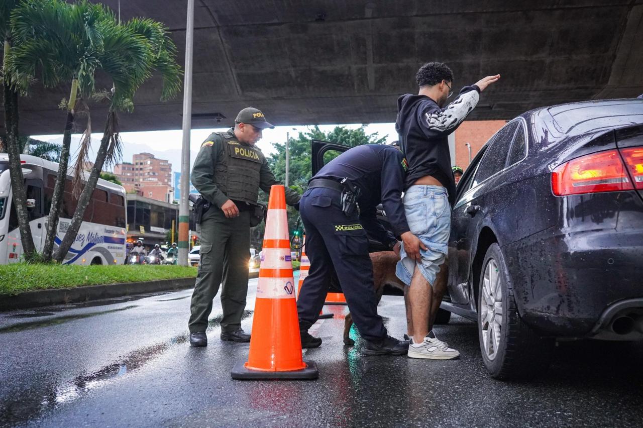 Redada en Envigado dejó cinco detenidos y 11 armas blancas incautadas