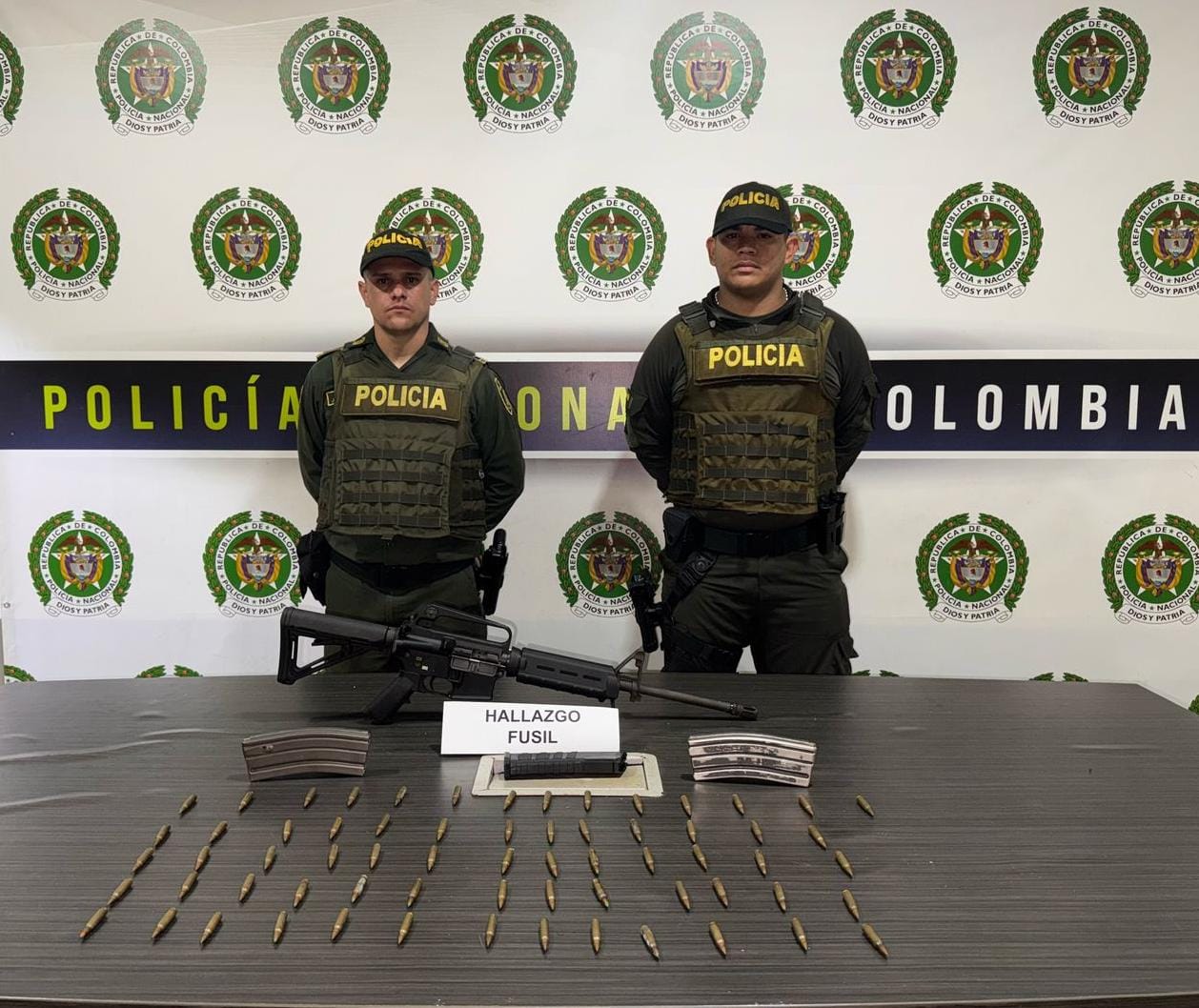 En la maleza del barrio Manrique de Medellín hallaron un fusil estadounidense