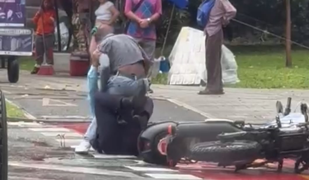 Guarda de tránsito se fue a los golpes con un conductor