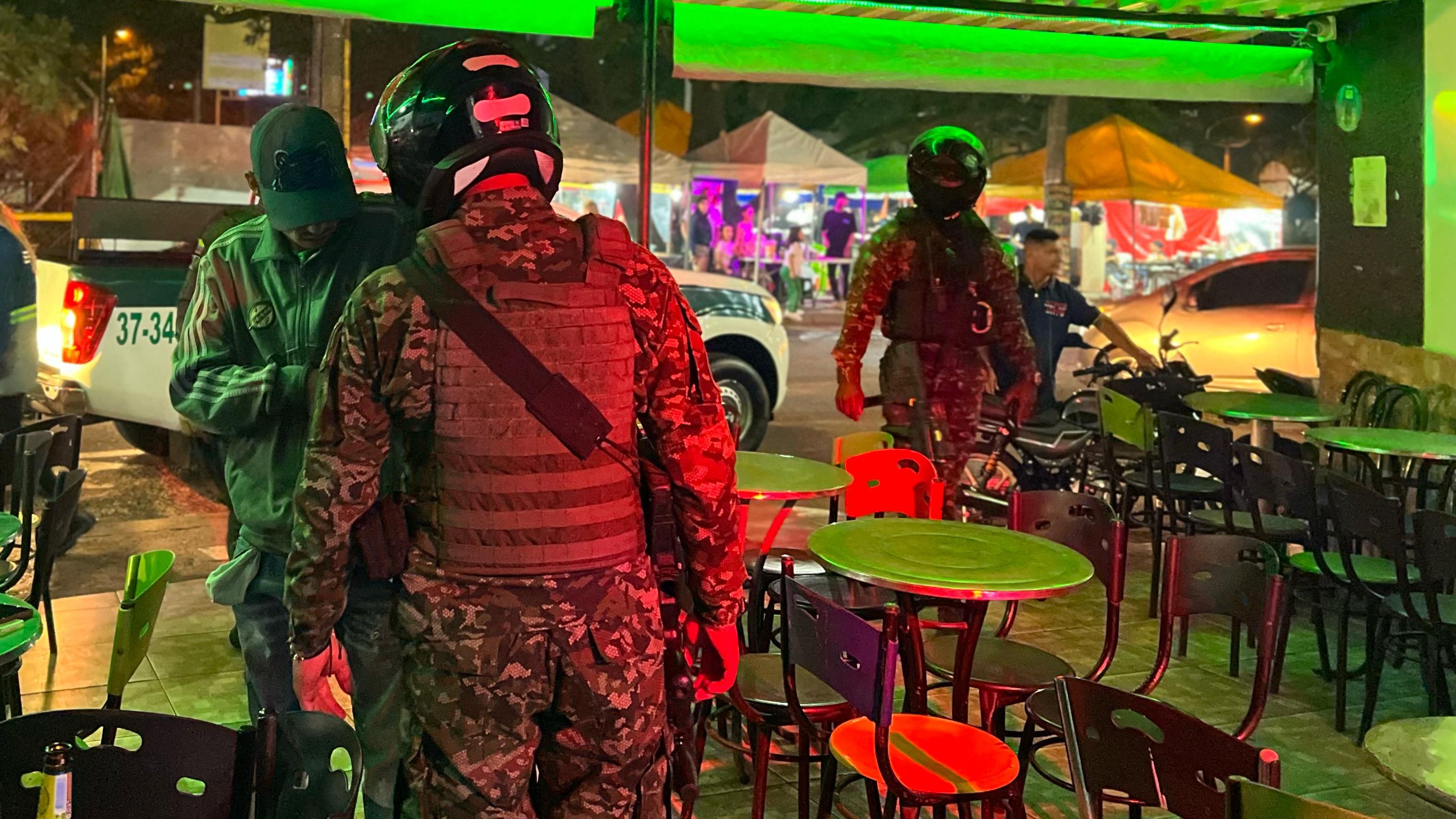 Vehículos inmovilizados y negocios cerrados en operativo de la policía en Santa Cruz de Medellín