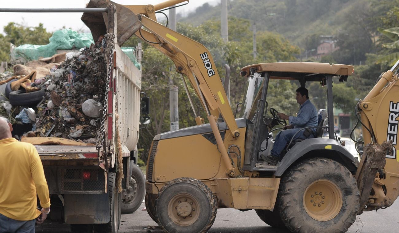 Gobernación de Antioquia refuerza atención en vías críticas con maquinaria en todo el departamento