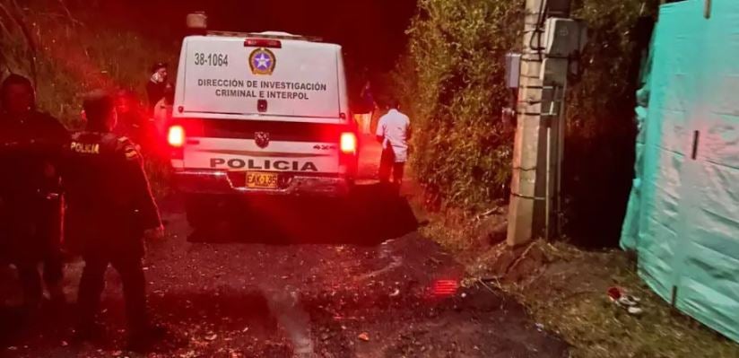 Hallaron dos cuerpos baleados en zona rural de San Andrés de Cuerquia: una de las víctimas fue encontrada dentro de un vehículo
