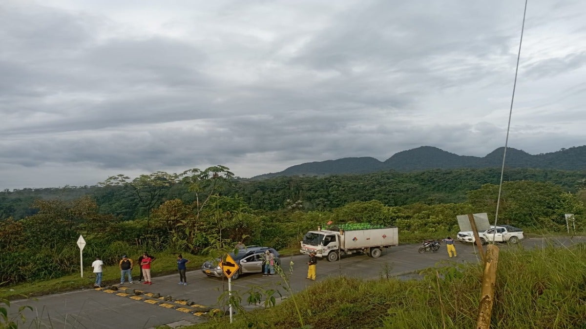 comunidades indígenas bloquearon vía Quibdó - Medellín