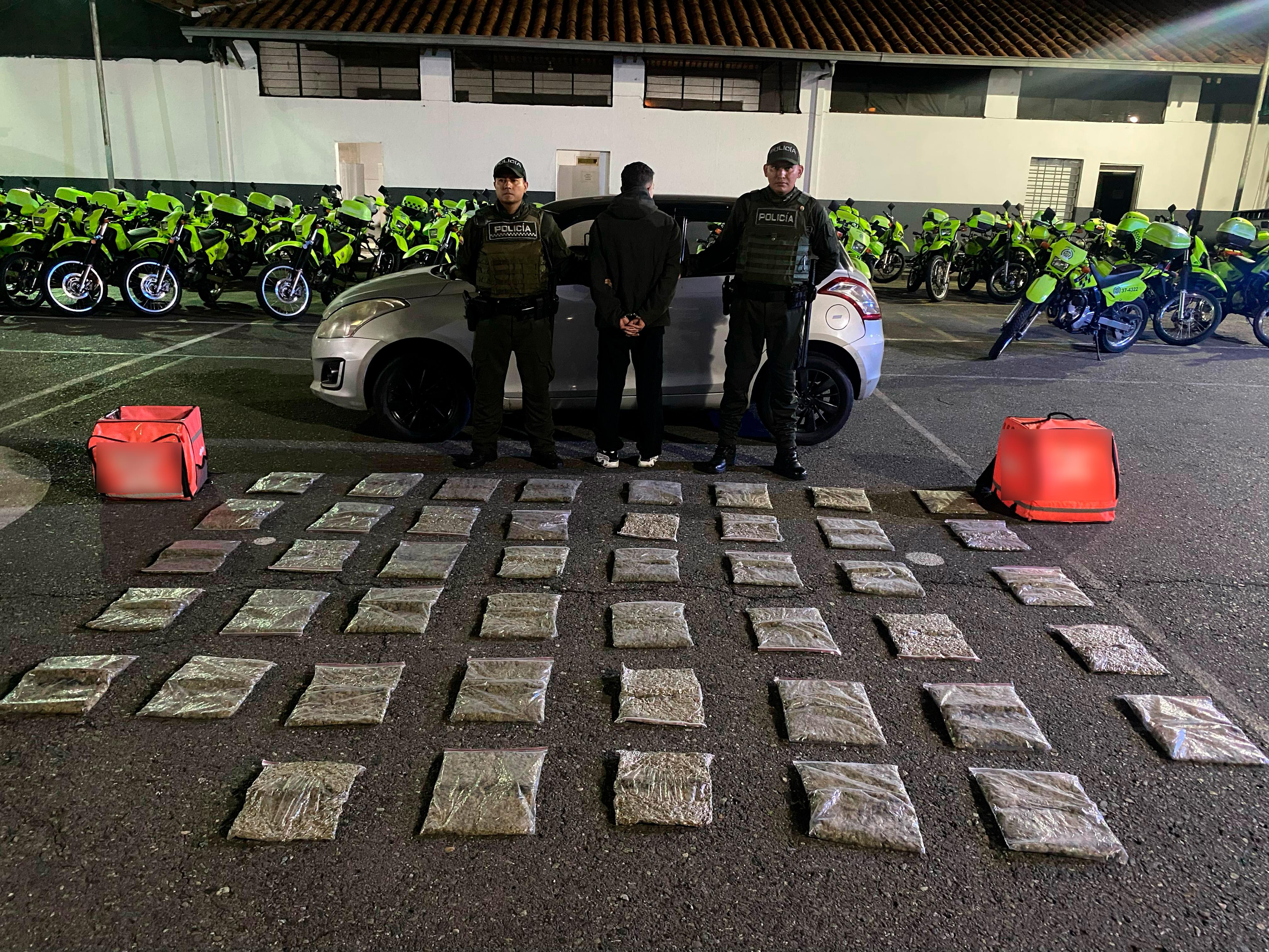 En el barrio Laureles de Medellín rodaba un carro con 20 kilos de marihuana