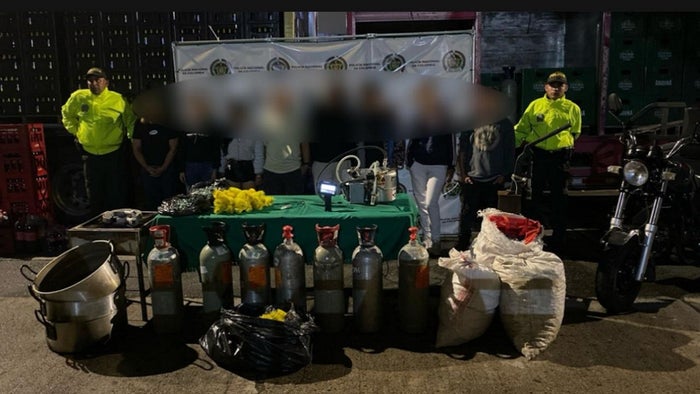 Desmantelan dos viviendas en Bello donde se adulteraba licor y gaseosas