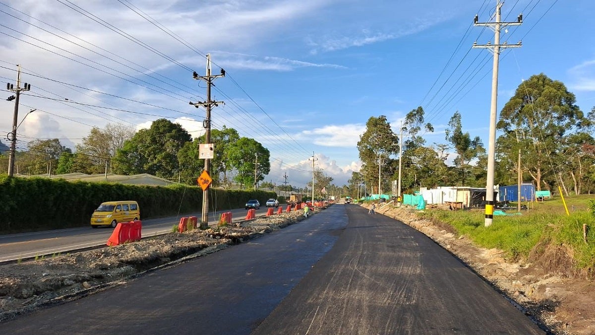 Pavimentación en las obras de ampliación de la vía La Ceja – Rionegro