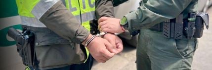 Casa por cárcel para policías que simularon allanamiento en una finca de Girardota y robaron fusil y camándula de $40 millones