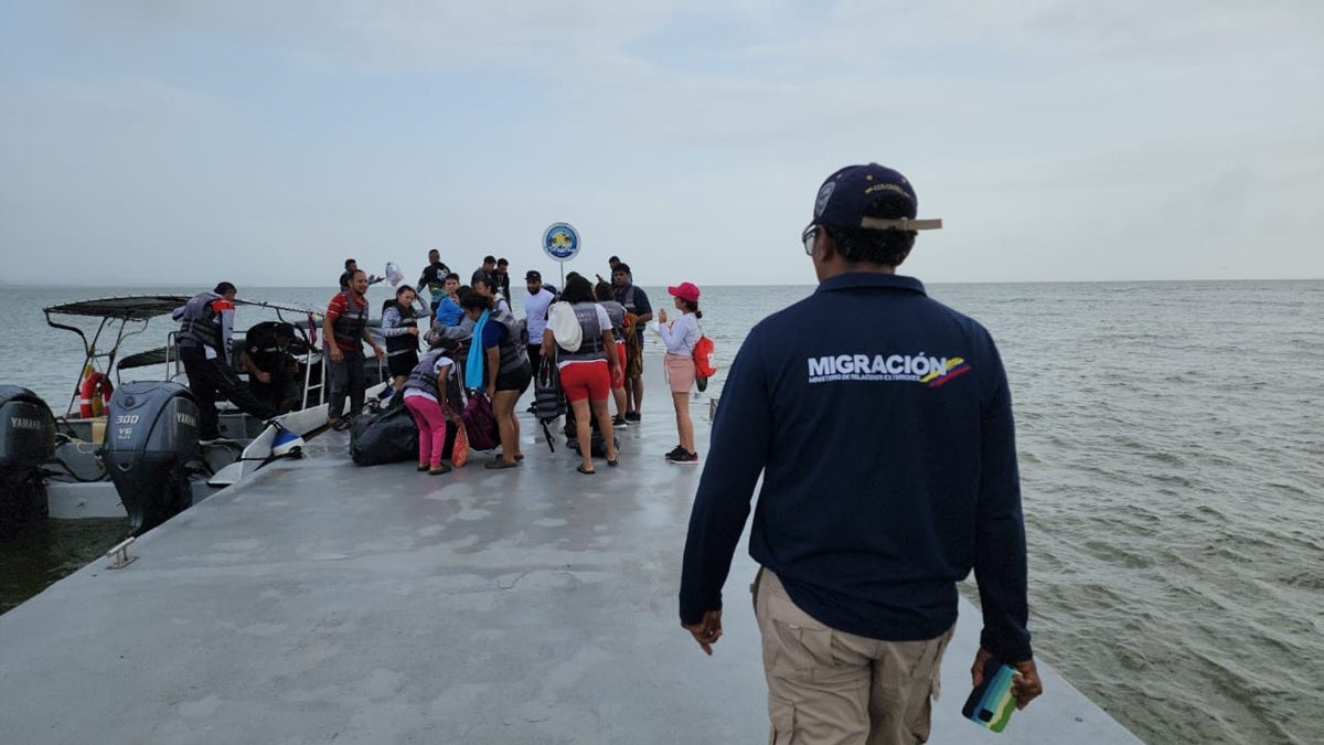 Autoridades en Urabá aseguran que en una semana desembarcaron más de mil migrantes procedentes del Tapón del Darién como resultado de la denominada migración inversa