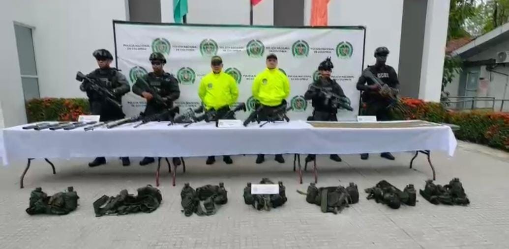 Hallaron rifles y fusiles del Clan del Golfo encaletados en una choza de madera en Turbo