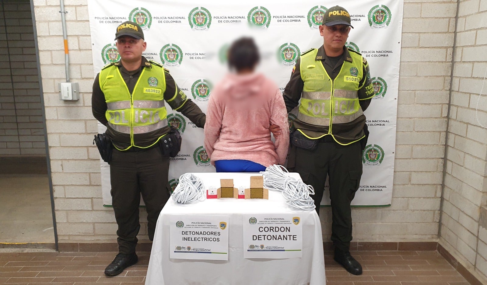 Sorprenden a mujer con 400 detonadores y explosivos mientras viajaba en un bus por Antioquia