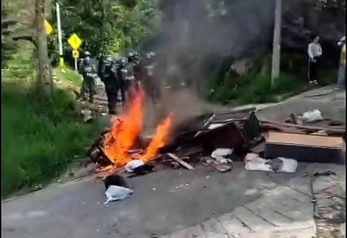 En asonada terminó operativo por construcción ilegal en Itagüí