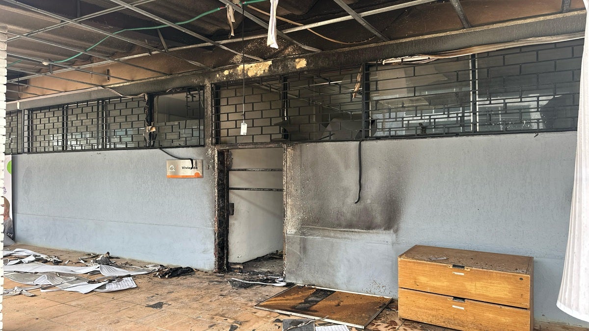 Autoridades en Apartadó se encuentran en alerta luego del incendio ocasionado por un encapuchado en la alcaldía municipal. El incendio destruyó varios elementos, documentos y registros de la Oficina de Vivienda.