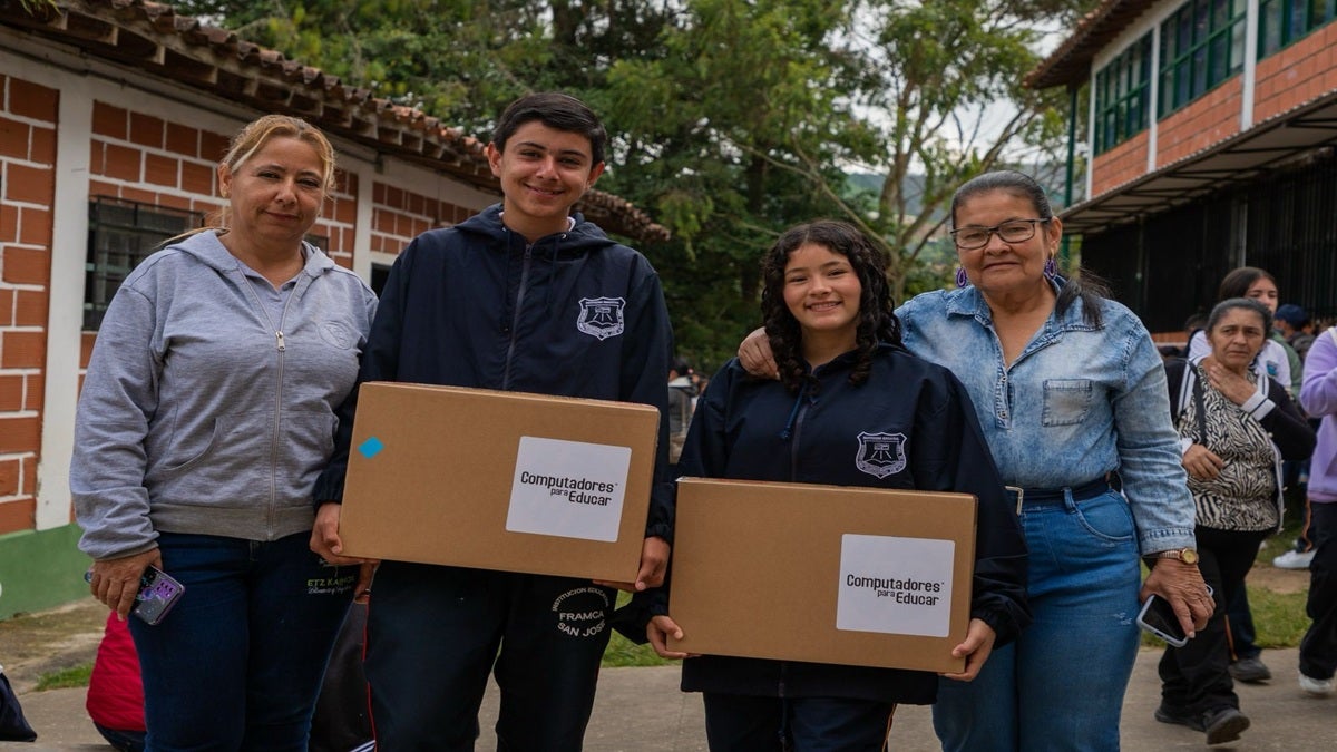 Más de 500 computadores fueron entregados a estudiantes del municipio de La Ceja como estrategia para reducir la brecha digital
