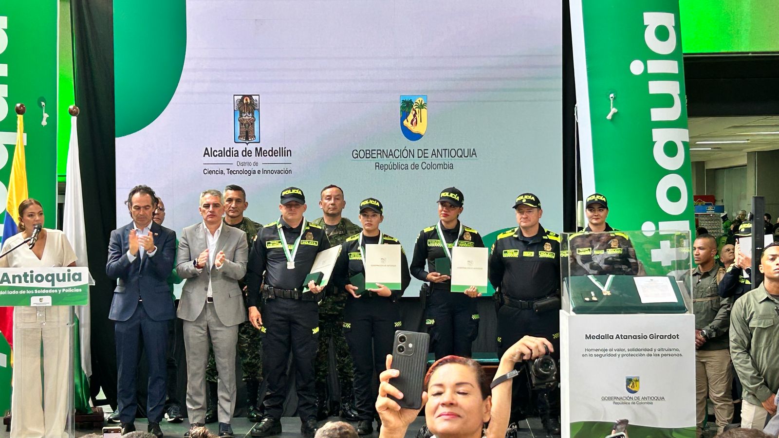 Homenaje en Antioquia a policías y militares